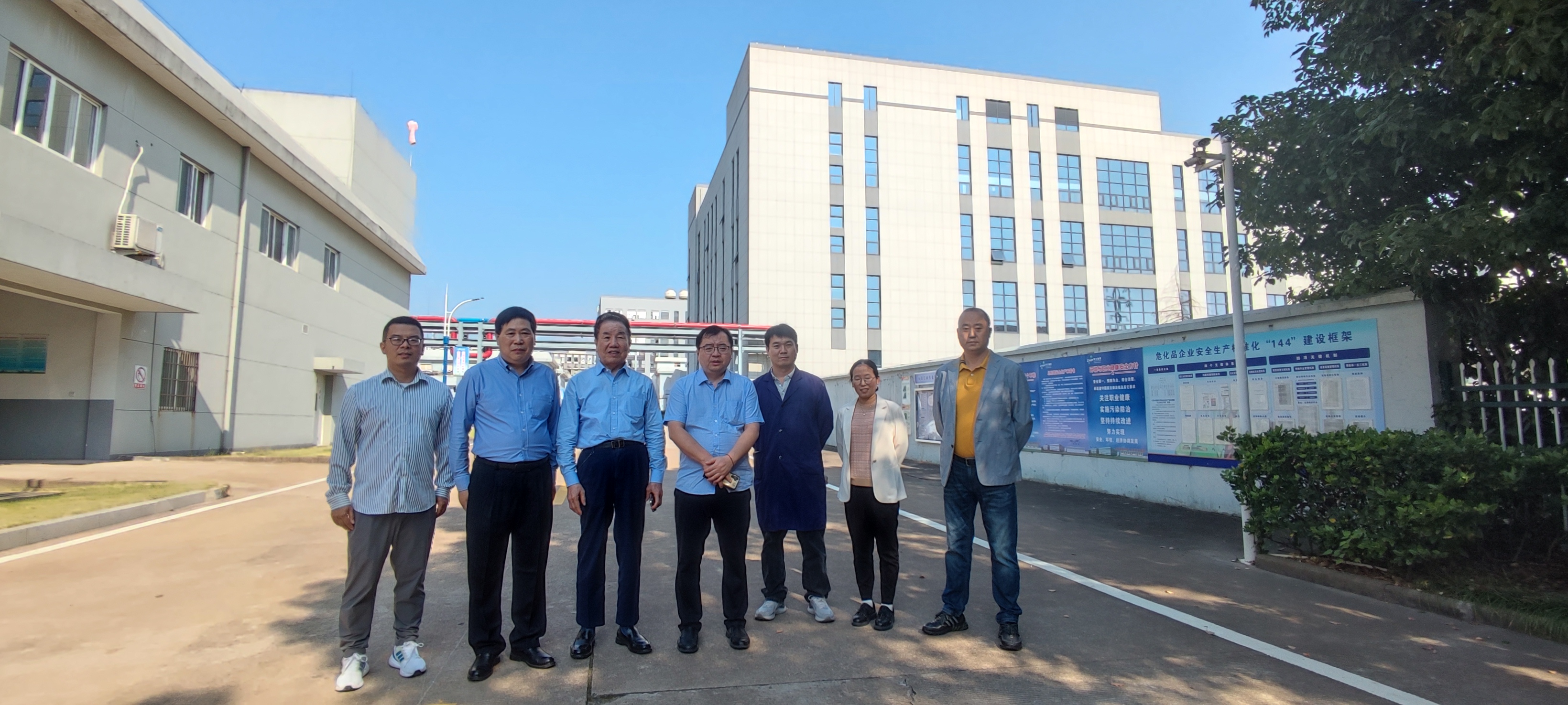 控股公司董事長李邦良一行蒞臨我司參觀指導(dǎo)