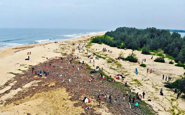 Over a 1,000 student volunteers clean beach – Travel India Alone