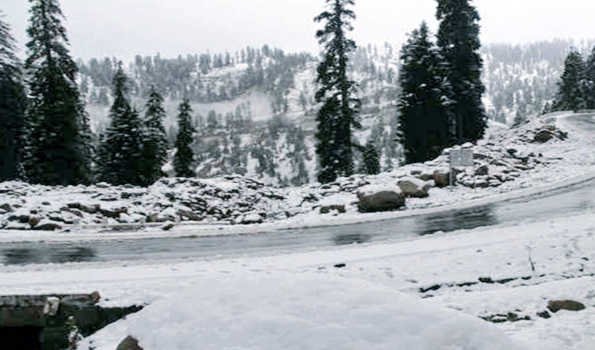 Gulmarg abuzz with tourists amid snowfall – Travel India Alone