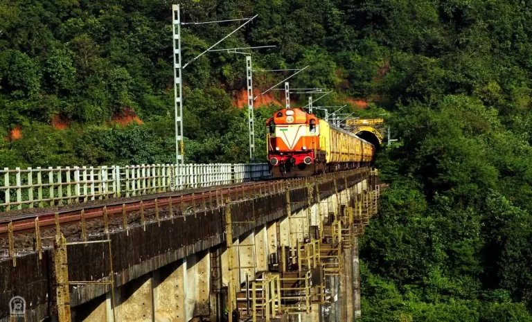 Ye Nahi Dekha, Toh Kya Dekha! 7 Breathtaking Train Journeys in India You Should Experience at Least Once – Travel India Alone