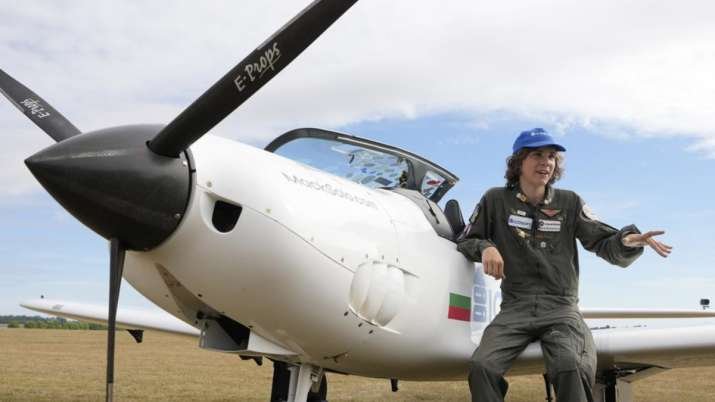 17-year-old pilot sets record for solo flight around world, says ‘just follow your dreams’ – Travel India Alone