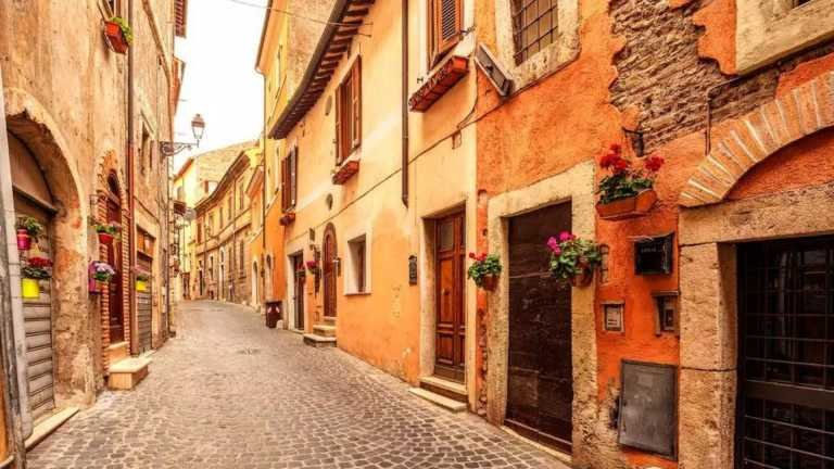 This Mountain Town In Italy Has Beautiful Views And Tasty Food – Travel India Alone