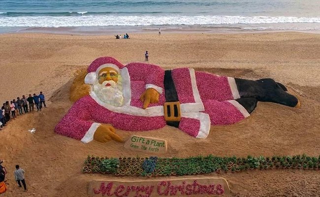 Santa Claus sculpture created with sand, onions on Puri Beach – Travel India Alone