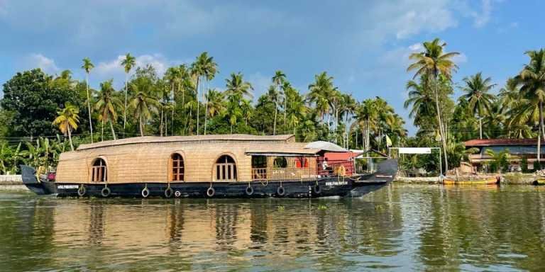 Family of 4 Rented India Houseboat That Was Luxurious and Only $300 – Travel India Alone