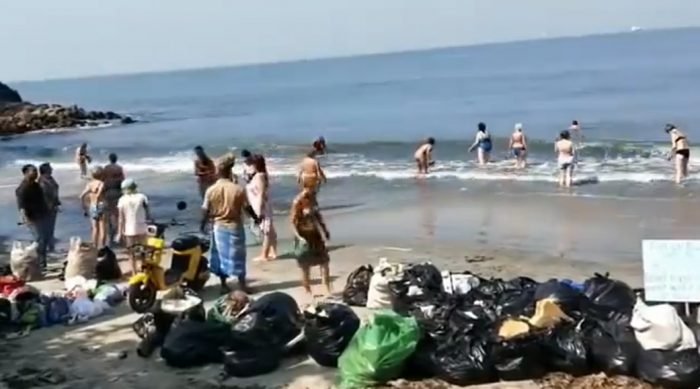 Indians Hang Their Heads In Shame As Russian Tourists Clean Up Dirty Beach At Fort Kochi – Storypick – Travel India Alone